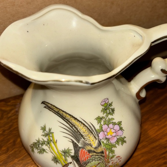 Small vintage pitcher. Approx 5.5 inches tall - Picture 2 of 4